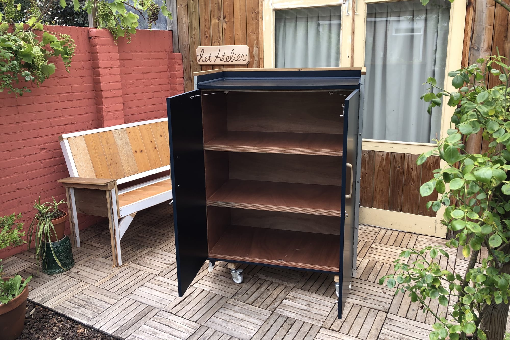 Debrasseerkast en opslagkast